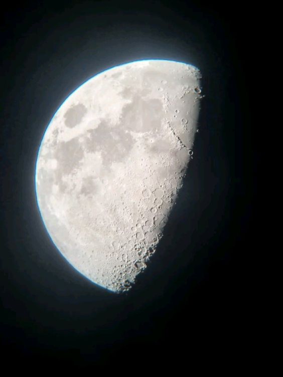 photo de le lune lors d'une séance d'observation des étoiles / visiondeco